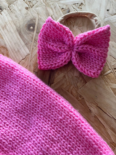 Knitted bow accessory